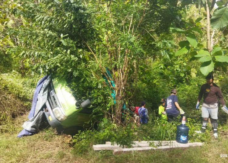 Mesin Mati di Tanjakan, Dump Truk Bermuatan Paving Terperosok 10 Meter