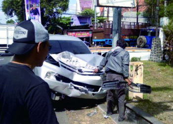 Lengah Saat Nelpon Istri, Mobil Online Terseret KA di Solo!