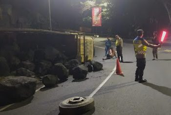 Lalu Lintas Sempat Tersendat, Truk Bermuatan Batu Terguling di Tanjakan Slumprit