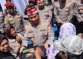 Wakapolri Dampingi Lansia dan Biarawati Terima Bantuan Sosial di Genuk