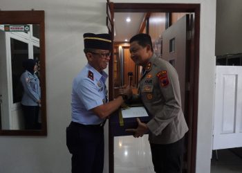 Kapolda Jateng dan Danlanud Adi Soemarmo Tukar Plakat, Tandai Eratnya Sinergi TNI–Polri