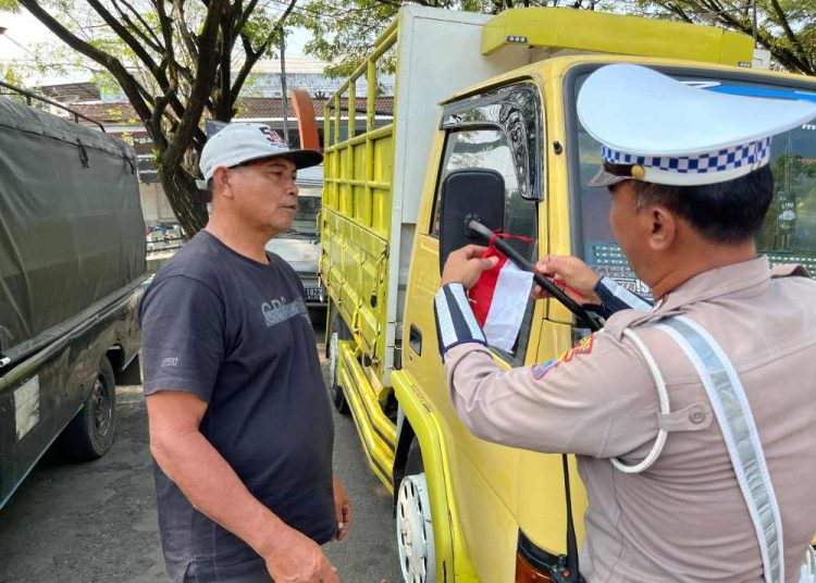 Gas Nasionalisme! Pengendara Pacitan Dapat Hadiah Merah Putih