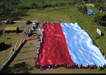 Yonarmed 12 Kostrad Pimpin Pembentangan Bendera Raksasa di Malang