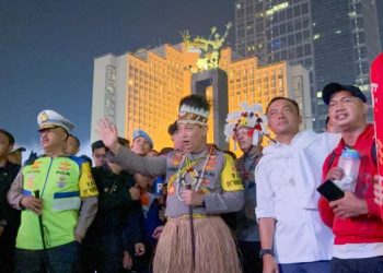 Perayaan HUT ke-80 Kemerdekaan Republik Indonesia berlangsung meriah di kawasan Bundaran Hotel Indonesia (HI), Jakarta Pusat, Minggu (17/8/25) malam. Ribuan masyarakat memenuhi area ikonik ibu kota untuk menyaksikan karnaval budaya, pertunjukan drone, kembang api, serta panggung rakyat.