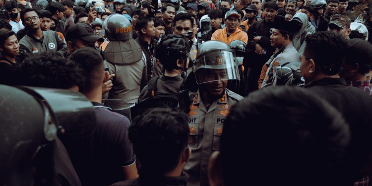 Ribuan Ojol Bentrok dengan Polisi Saat Aksi di Depan Markas Brimob Solo