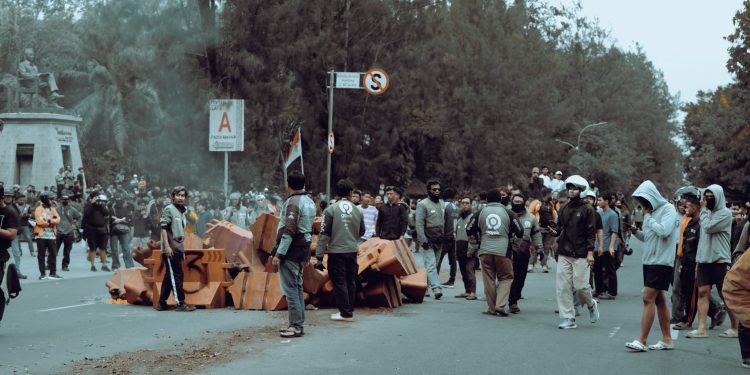 Ribuan Ojol Bentrok dengan Polisi Saat Aksi di Depan Markas Brimob Solo
