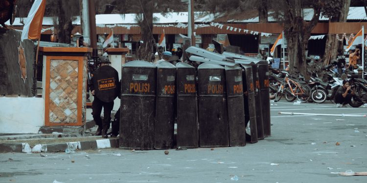 Ribuan Ojol Bentrok dengan Polisi Saat Aksi di Depan Markas Brimob Solo