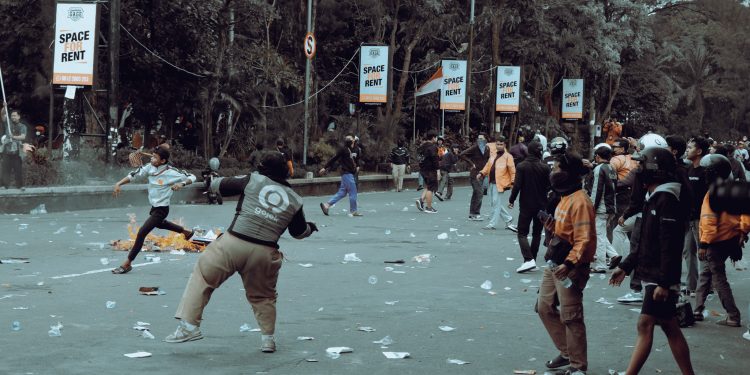 Ribuan Ojol Bentrok dengan Polisi Saat Aksi di Depan Markas Brimob Solo