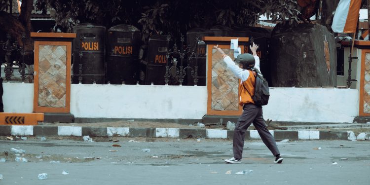Ribuan Ojol Bentrok dengan Polisi Saat Aksi di Depan Markas Brimob Solo