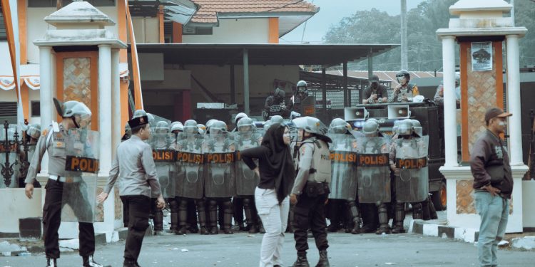 Ribuan Ojol Bentrok dengan Polisi Saat Aksi di Depan Markas Brimob Solo