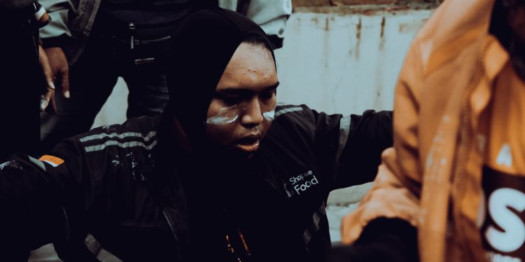 Ribuan Ojol Bentrok dengan Polisi Saat Aksi di Depan Markas Brimob Solo