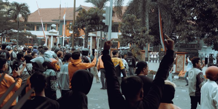 Ribuan Ojol Bentrok dengan Polisi Saat Aksi di Depan Markas Brimob Solo