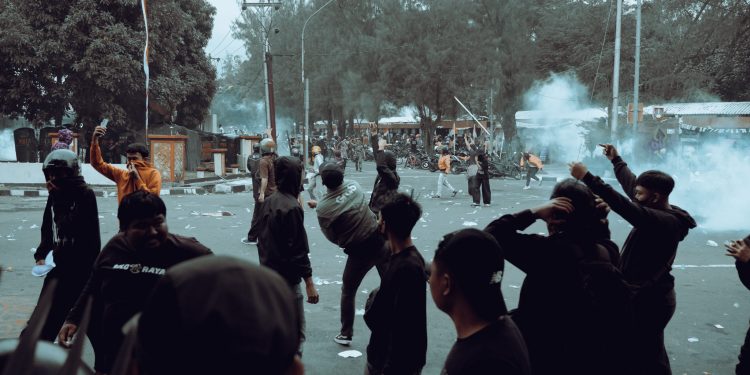 Ribuan Ojol Bentrok dengan Polisi Saat Aksi di Depan Markas Brimob Solo