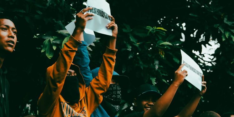 Ribuan Ojol Bentrok dengan Polisi Saat Aksi di Depan Markas Brimob Solo