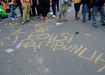 Ribuan Ojol Bentrok dengan Polisi Saat Aksi di Depan Markas Brimob Solo