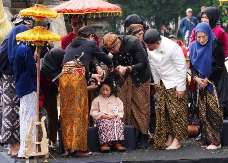 AHY Penuhi Permintaan Anak Gimbal di Dieng Culture Festival 2025
