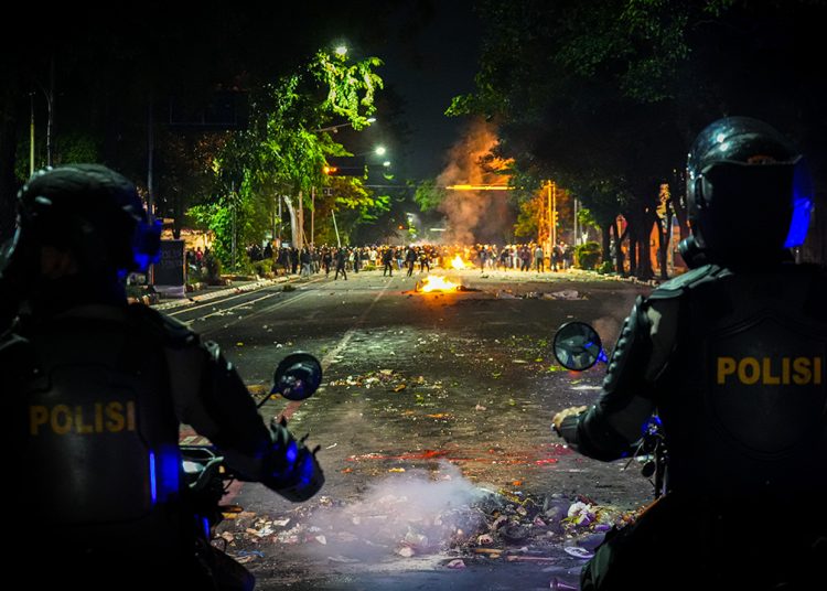 Dipaksa Sehat di Negara yang Sakit