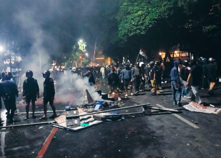 Ricuh Solo Meluas, Massa Bergerak hingga DPRD Kota