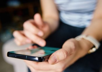 Instastory, Tapi Anxious: Kenapa Pamer Kehidupan Bikin Kita Nggak Bahagia?