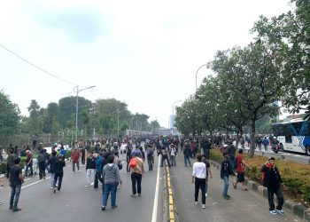 Unjuk Rasa di Senayan, Massa Desak Transparansi Gaji DPR dan Bubarkan Kabinet