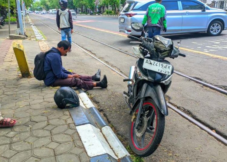 Pengendara Motor Terjatuh Usai Hindari Mobil di Jalan Slamet Riyadi Solo