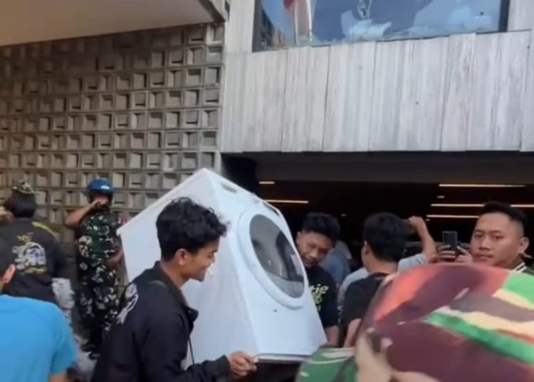 Ratusan Warga Mengeruduk Hingga Jarah Rumah Ahmad Sahroni