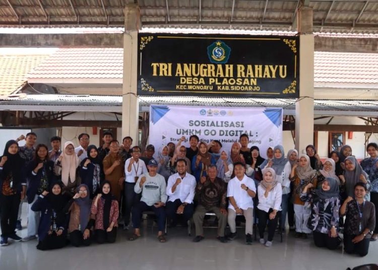 UMKM Go Digital, Mahasiswa KKN Adi Buana Surabaya Dorong Penguatan Branding melalui Kemasan