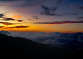 Senja di Tol Kahyangan Batang: Sunset Indah di Atas Awan