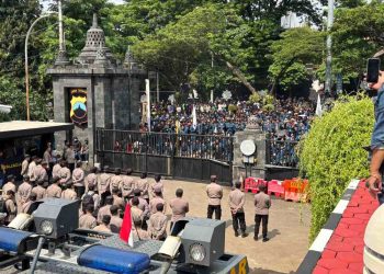 Aksi Damai Mahasiswa Undip di Depan Mapolda Jateng Berlangsung Tertib dan Aman