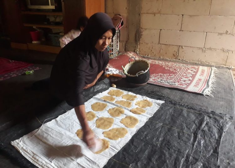 Usaha Rumahan Berdaya Saing: Suwarsi Buktikan Opak Singkong Tak Lekang Zaman