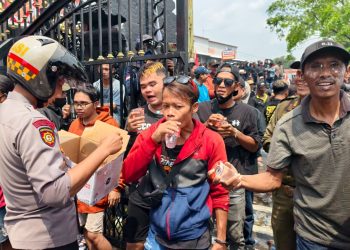 Polresta Pati Bagikan Air Minum untuk Redakan Suhu Panas Aksi Unras