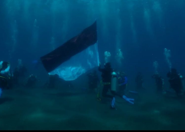 Bluuu Gelar Upacara Kemerdekaan ke-80 di Bawah Laut Pyramids Karangasem