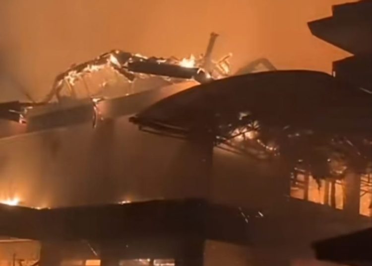 Demo di Kediri Berujung Ricuh, Gedung DPRD Dibakar Massa