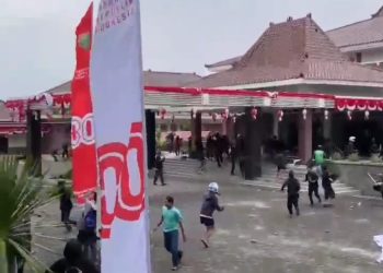 Aksi Ribuan Massa di DPRD Madiun Ricuh, Pagar Jebol dan Kaca Pecah