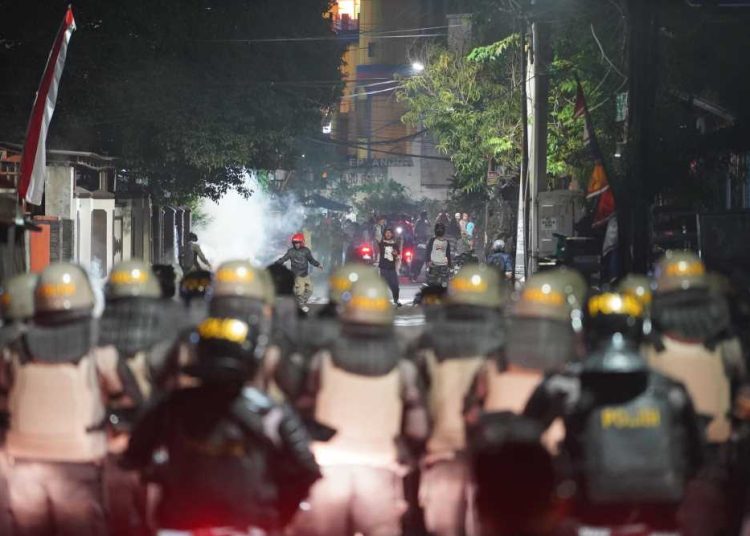 Kerusuhan Usai Maghrib di Semarang, Polisi Tertibkan Massa yang Rusak Fasilitas Publik