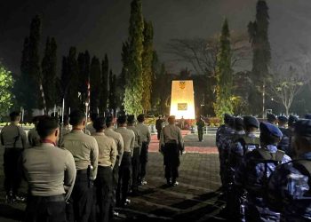 Dalam rangka memperingati Hari Ulang Tahun ke-80 Kemerdekaan Republik Indonesia, Pemerintah Kabupaten Boyolali bersama Forkopimda menggelar Apel Kehormatan dan Renungan Suci di Taman Makam Pahlawan (TMP) Ratna Negara, Jalan Perintis Kemerdekaan, Boyolali, pada Sabtu malam hingga Minggu dini hari. Kegiatan yang berlangsung pukul 23.55 hingga 00.15 WIB diikuti sekitar 250 peserta. Hadir dalam upacara Bupati Boyolali Agus Irawan, Wakil Bupati Dwi Fajar Nirwana, Ketua DPRD Susetya Kusuma Dwi Hartanta, Komandan Kodim 0724 Boyolali Letkol Inf Dhanu Anggoro Asmoro, Kapolres Boyolali AKBP Rosyid Hartanto, jajaran Forkopimda, pejabat TNI-Polri, tokoh masyarakat, serta tamu undangan lainnya. Apel dipimpin oleh Komandan Kodim 0724 Boyolali sebagai Inspektur Upacara. Prosesi diawali dengan penghormatan kepada arwah para pahlawan, penyalaan obor, pembacaan naskah renungan suci, mengheningkan cipta, doa bersama, dan penghormatan terakhir bagi para pahlawan. Kapolres Boyolali AKBP Rosyid Hartanto menegaskan, kegiatan ini menjadi bentuk penghormatan atas jasa para pahlawan dan pengingat pentingnya menjaga persatuan bangsa. “Momentum HUT ke-80 Kemerdekaan RI ini harus menjadi pengingat bagi kita semua untuk terus menjaga persatuan dan melanjutkan perjuangan dengan mengisi kemerdekaan melalui karya nyata bagi bangsa dan negara,” ujarnya.