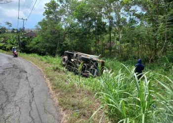 Gagal Nanjak, Truk Gorong-Gorong Mundur dan Terperosok di Desa Ngepoh