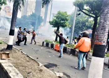 Demo Ojol di Markas Brimob Solo Ricuh, Gerbang Roboh dan Water Barrier Dibakar
