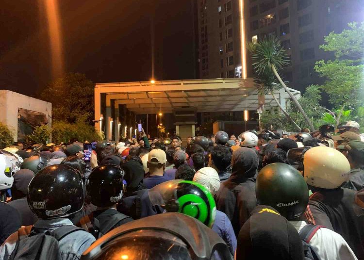 Ribuan Warga Geruduk Rumah Uya Kuya Usai Pernyataan Soal Tunjangan DPR