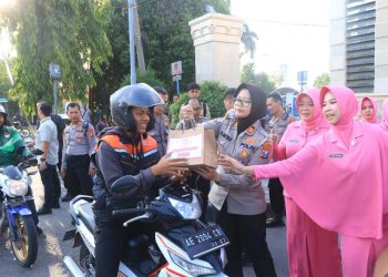 Polwan dan Bhayangkari Ngawi Tebar Kepedulian di Jalan Raya