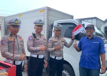 Polres Madiun Kota Ajak Pengemudi Angkutan Barang Kibarkan Merah Putih