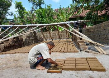 Melawan Arus Modernisasi, Dua Perajin di Tulungagung Setia Membakar Bata Merah Sejak 1982