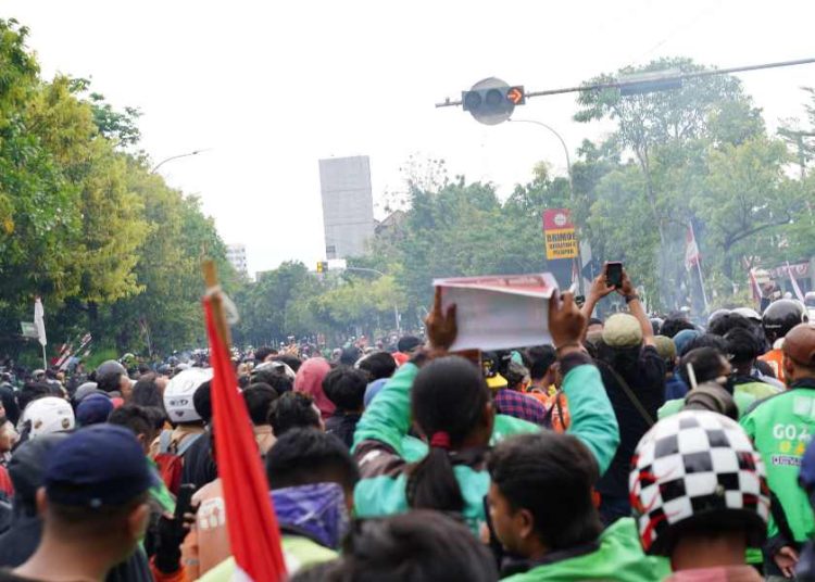 Matahari Terik, Anak Muda Tetap Gaspol Suarakan Aksi di Jalanan