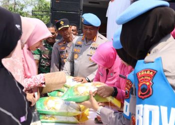 Stabilkan Harga Pangan, Bidpropam Polda Jateng dan Polres Jepara Jual Beras Murah