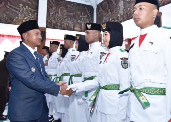 Bupati Pacitan Kukuhkan 35 Paskibraka 2025 sebagai Duta Pancasila