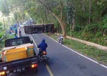 Bus Pegawai PLTU Terguling di Tanjakan Sudimoro, 19 Orang Luka-Luka