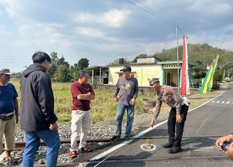 Perlintasan Tanpa Palang Makan Korban, Mobil Agya Tertabrak KA di Selogiri