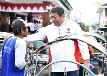 Wakil Bupati Pacitan Dampingi Penyaluran Bantuan untuk Abang Becak dan Kusir Dokar