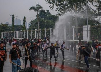Demo Transparansi Gaji DPR Berakhir Ricuh, Massa Bentrok dengan Polisi