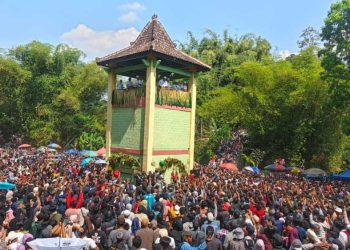 Pecah! Ribuan warga berebut apem Yaa Qowiyyu Jatinom, Klaten